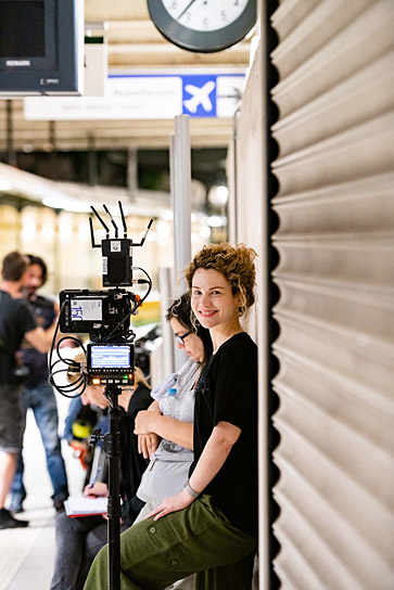 Sonia Liza Kenterman (vorne) bei den Dreharbeiten zu "Der Hochzeitsschneider von Athen" (2020) Sonia Liza Kenterman (vorne) bei den Dreharbeiten zu "Der Hochzeitsschneider von Athen" (2020); Quelle: Neue Visionen Filmverleih, DFF, © Neue Visionen Filmverleih, Foto: Nikolas Kominis - Studio Kominis