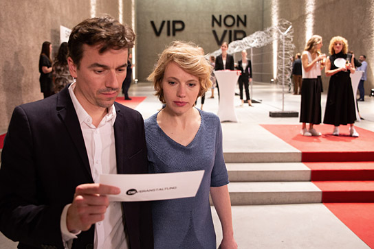Alexander Khuon (links), Anna Brüggemann (2.v.l.), Petra Schmidt-Schaller (2.v.r.), Nina Petri in (rechts) in "Nö" (2021) Alexander Khuon (links), Anna Brüggemann (2.v.l.), Petra Schmidt-Schaller (2.v.r.), Nina Petri in (rechts) in "Nö" (2021); Quelle: Filmwelt Verleihagentur, DFF, © Flare Film, Filmwelt Verleihagentur