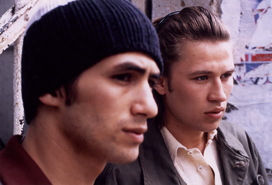 Tamer Yigit, Bilge Bingül (v.l.n.r.) in "Dealer" (1999) Tamer Yigit, Bilge Bingül (v.l.n.r.) in "Dealer" (1999)