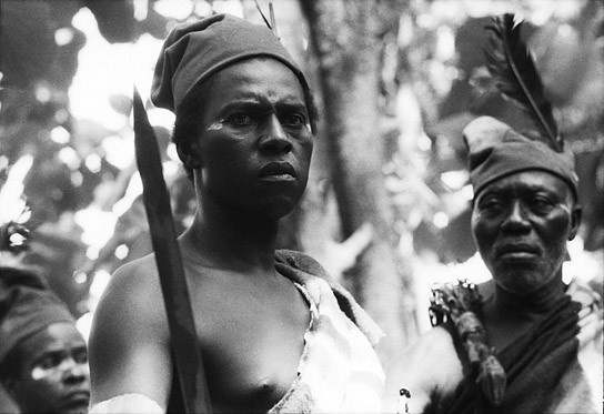 Johnny Sekka, Orlando Martins (vorne v.l.n.r.) in "Things Fall Apart" (1971); Quelle: Modern Art Film Archiv, © Stephen Goldblatt, Modern Art Film Archiv