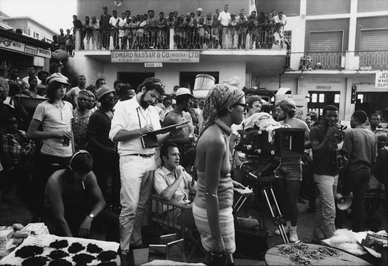 Bei den Dreharbeiten zu "Things Fall Apart" (1971); Quelle: Modern Art Film Archiv, © Stephen Goldblatt, Modern Art Film Archiv