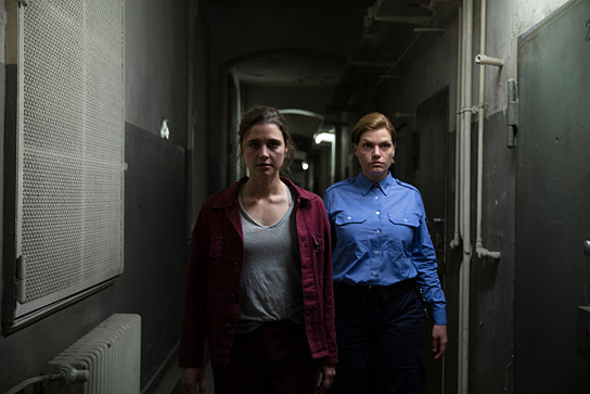 Svenja Jung (vorne) in "Fly" (2020); Quelle: Studiocanal, DFF, © Studiocanal