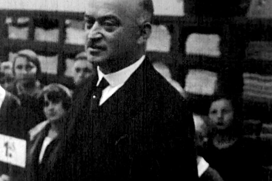 Salman Schocken bei der Eröffnung der Kaufhausfiliale in Nürnberg, 1926 ("Schocken - Ein deutsches Leben", 2021); Quelle: Edition Salzgeber, DFF