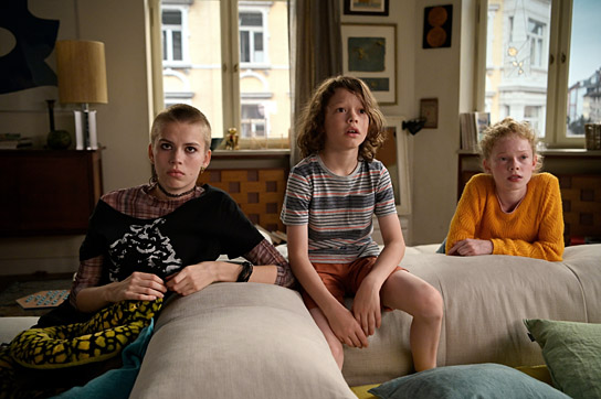 Emilia Nöth, Wanja Kube, Bella Bading (v.l.n.r.) in "Es ist nur eine Phase, Hase" (2021); Quelle: Majestic Filmverleih, DFF, © Majestic, Bernd Spauke