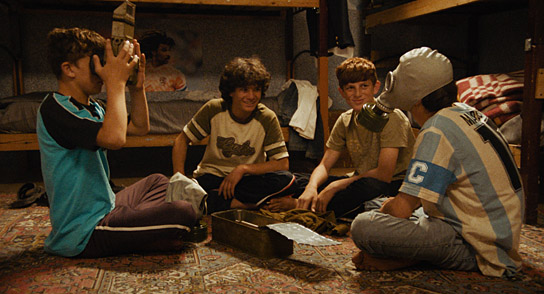 Qodratollah Qadiri (2.v.l.) in "Kabul Kinderheim" (2019); Quelle: Wolf Kino, DFF, © Virginie Surdej