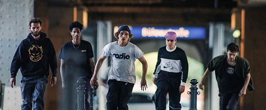 Jonas Dassler (Mitte) in "Mein Sohn" (2020); Quelle: Warner Bros. Pictures Germany, DFF, © 2021 Warner Bros. Entertainment