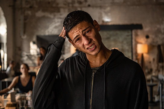 Emilio Sakraya in "Die Rettung der uns bekannten Welt" (2021); Quelle: Warner Bros. Pictures Germany, DFF, © Barefoot Films, Warner Bros. Filmproduktion