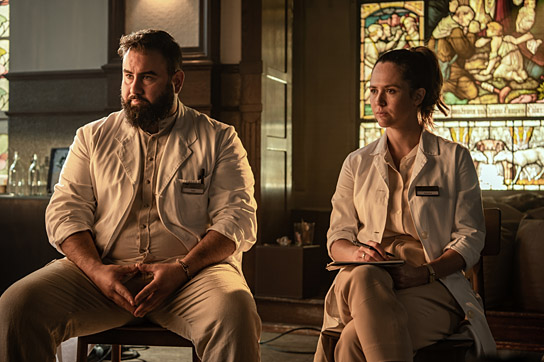 José Barros, Emily Cox (v.l.n.r.) in "Die Rettung der uns bekannten Welt" (2021); Quelle: Warner Bros. Pictures Germany, DFF, © Barefoot Films, Warner Bros. Filmproduktion