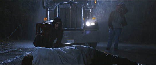 Kaya Scodelario (vorne), Dylan Taylor (rechts) in "Resident Evil: Welcome to Raccoon City" (2020); Quelle: Constantin Film Verleih, DFF, © 2021 CTMG