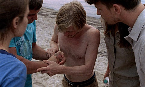 Benjamin Felix Kramme (Mitte) in "Tourist" (2012); Quelle: Christin Freitag, © Deutsche Film- und Fernsehakademie Berlin GmbH (dffb)