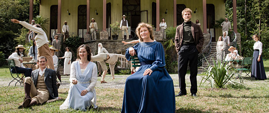 Joel Basman, Maresi Riegner, Julia Jentsch, Max Hubacher (vorne v.l.n.r.) in "Monte Verità - Der Rausch der Freiheit" (2021); Quelle: DCM Film Distribution, DFF, © tellfilm, Grischa Schmitz, DCM