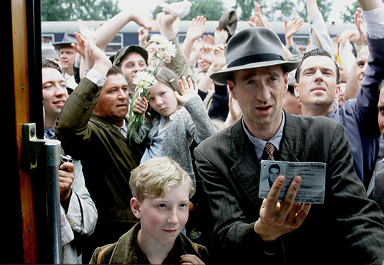 Louis Klamroth, Peter Lohmeyer (vorne v.l.n.r.) in "Das Wunder von Bern" (2003); Quelle: Senator Film Verleih, DFF