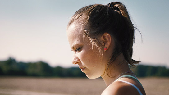 Saskia Rosendahl in "Niemand ist bei den Kälbern" (2021); Quelle: Filmwelt Verleihagentur, DFF, © Filmwelt Verleihagentur, Weydemann Bros., Foto: Max Preiss