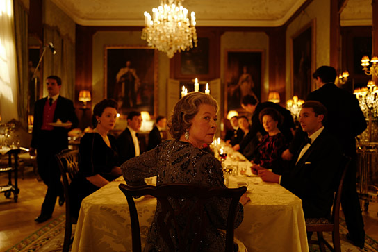 Stella Gonet (vorne) in "Spencer" (2021); Quelle: DCM Film Distribution, DFF, © Pablo Larraín, DCM