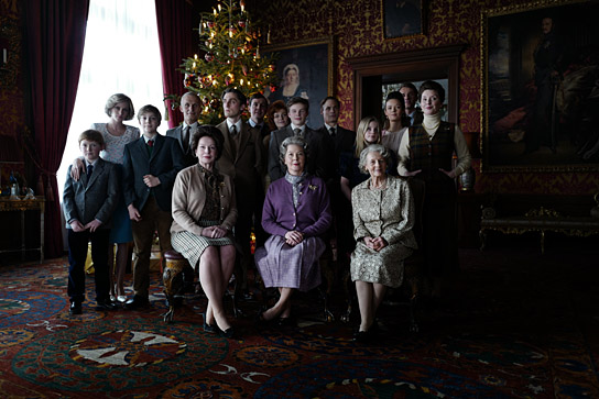Freddie Spry, Kristen Stewart, Jack Nielen (1.-3.v.l.), Jack Farthing (6.v.l.), Stella Gonet (vorne Mitte) in "Spencer" (2021) Freddie Spry, Kristen Stewart, Jack Nielen (1.-3.v.l.), Jack Farthing (6.v.l.), Stella Gonet (vorne Mitte) in "Spencer" (2021); Quelle: DCM Film Distribution, DFF, © Pablo Larraín, DCM