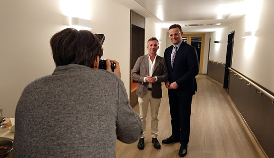 David-Ruben Thies, Jens Spahn (hinten v.l.n.r.) in "Vier Sterne Plus" (2021); Quelle: Filmfestival Max Ophüls Preis 2022, © Carsten Waldbauer