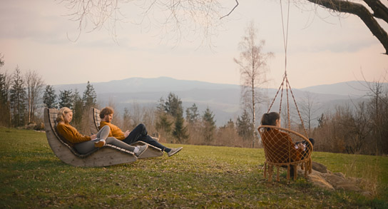 Vanessa Eckart, Ben Plunkett-Reynolds, Sidonie von Krosigk (v.l.n.r.) in "Unter der Welle" (2021); Quelle: Filmfestival Max Ophüls Preis 2022, © Elfenholz Film