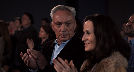 Udo Kier, Sophie Rois (v.l.n.r.) in "A E I O U - Das schnelle Alphabet der Liebe" (2022); Quelle: Port au Prince Pictures, DFF, © Komplizen Film, Foto: Reinhold Vorschneider