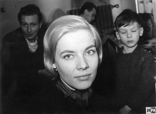 Annekathrin Bürger (vorne), Frank Beyer (hinten links) bei Probeaufnahmen zu "Königskinder" (1962) Annekathrin Bürger (vorne), Frank Beyer (hinten links) bei Probeaufnahmen zu "Königskinder" (1962); Quelle: FMP, © DEFA-Stiftung, Foto: Waltraut Pathenheimer