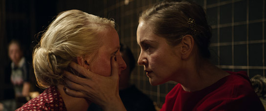 Anna Gesa-Raija Lappe, Valery Tscheplanowa (v.l.n.r.) in "Trümmermädchen - Die Geschichte der Charlotte Schumann" (2021), Quelle: UCM.ONE, DFF, © Artkeim², UCM.ONE