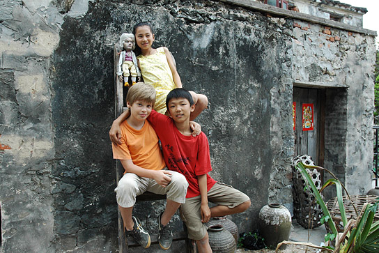 Kaspar Simonischek, Marco Yuan (vorne v.l.n.r.), Ming Mei Quan (hinten) bei den Dreharbeiten zu "Mozart in China" (2008)