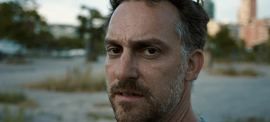 Johannes Suhm in "Der Mann der die Welt aß" (2020); Quelle: Barnsteiner Film, DFF, © Barrierifilm, cinebureau Berlin, Tobias Kaufmann