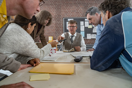 Torben Kessler, Nilam Farooq, Anke Engelke, Justus von Dohnányi, Thomas Loibl, Florian David Fitz (v.l.n.r.) in "Eingeschlossene Gesellschaft" (2022)