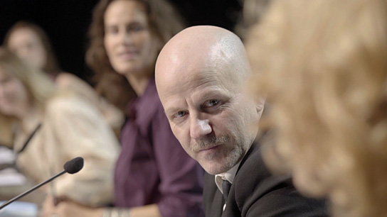 Céline Yildirim, Luise Helm, Saralisa Volm, Rolf Peter Kahl, Heike-Melba Fendel (v.l.n.r.) in "Als Susan Sontag im Publikum saß" (2021) Céline Yildirim, Luise Helm, Saralisa Volm, Rolf Peter Kahl, Heike-Melba Fendel (v.l.n.r.) in "Als Susan Sontag im Publikum saß" (2021), Quelle: Real Fiction Filmverleih, DFF, © Studio RPK