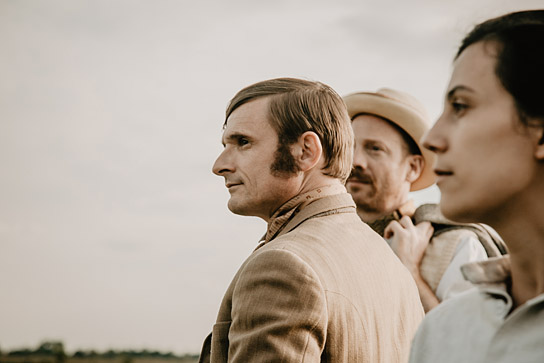  Florian Lukas, Johann von Bülow, Naomi Achternbusch (v.l.n.r.) in Heinrich Vogeler - Aus dem Leben eines Träumers" (2022); Quelle: farbfilm verleih, DFF, © Benjamin Eichler