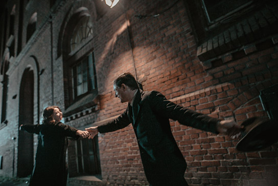 Alice Dwyer, Florian Lukas (v.l.n.r.) in "Heinrich Vogeler - Aus dem Leben eines Träumers" (2022); Quelle: farbfilm verleih, DFF, © Benjamin Eichler