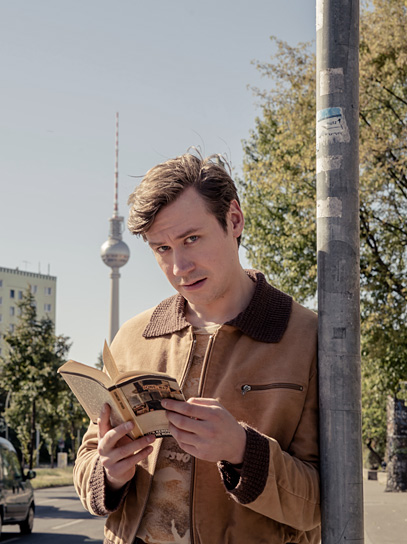 David Kross in "Leander Haußmanns Stasikomödie" (2021) David Kross in "Leander Haußmanns Stasikomödie" (2021); Quelle: Constantin Film Verleih, DFF, © UFA Fiction, Constantin Film Verleih, Foto: Nik Konietzny