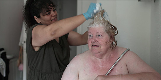 Sara Fazilat, Brigitte Kramer (v.l.n.r.) in "Nico" (2020); Quelle: UCM.ONE, DFF, © Darling Berlin/UCM.ONE