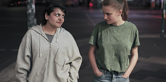 Sara Fazilat, Sara Klimoska (v.l.n.r.) in "Nico" (2020)