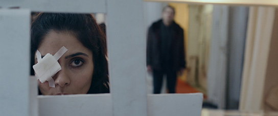 Pegah Ferydoni (links) in "Stand Up! Was bleibt, wenn alles weg ist" (2021)