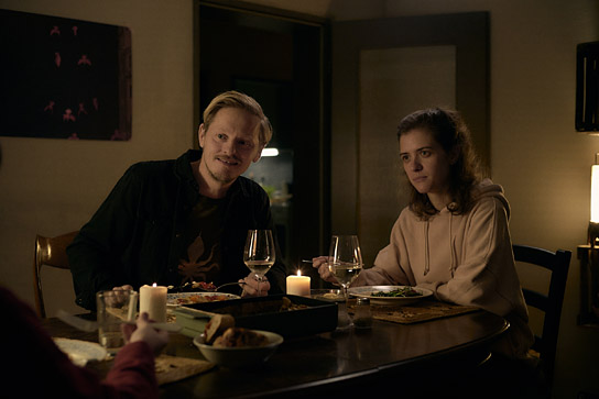 Thure Lindhardt, Liv Lisa Fries (v.l.n.r.) in "Zwischen uns" (2021); Quelle: Wild Bunch Germany, DFF, © Nikolas Tusl, PSSST! Film