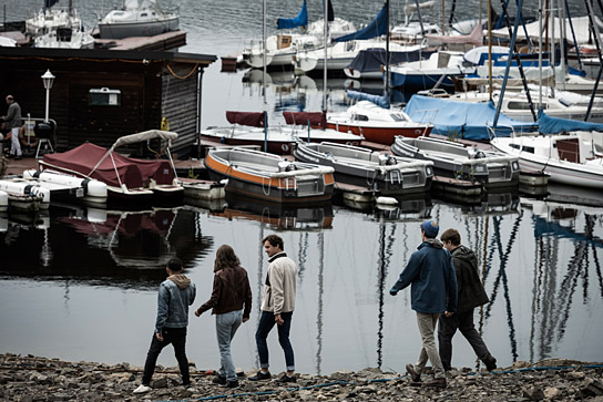 Moritz Treuenfels (Mitte) in "Axiom" (2022)