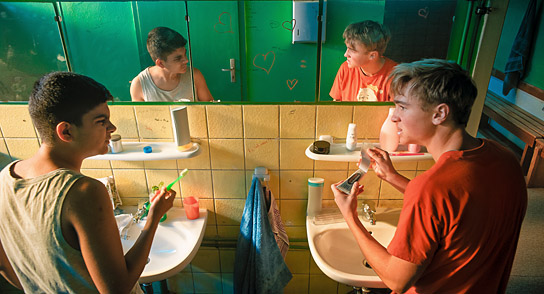 Dennis Kharazmi, Luis Vorbach (v.l.n.r.) in "Alfons Zitterbacke - Endlich Klassenfahrt!" (2022) Dennis Kharazmi, Luis Vorbach (v.l.n.r.) in "Alfons Zitterbacke - Endlich Klassenfahrt!" (2022)