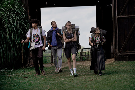 Leander Lesotho (links), Emilia Nöth (3.v.l.), Pauletta Pollmann (rechts) in "Bibi & Tina - Einfach anders" (2022)