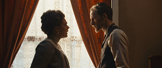 Florian Beyer (rechts) in "The Expert at the Card Table - Looking for Erdnase" (2021)