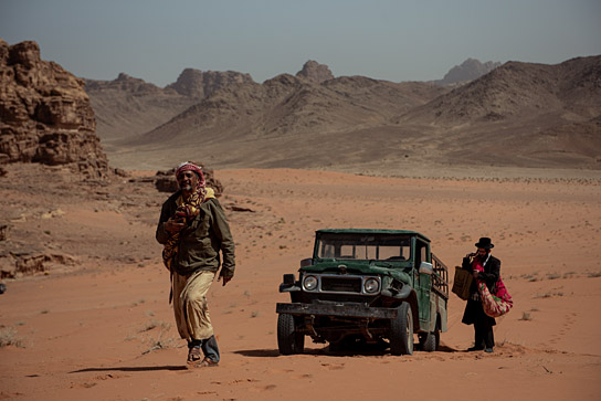 Haitham Omari, Luzer Twersky (v.l.n.r.) in "Nicht ganz koscher - Eine göttliche Komödie" (2022)