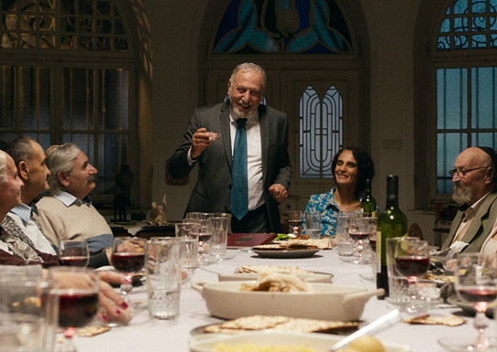 Makram J. Khoury (stehend) in "Nicht ganz koscher - Eine göttliche Komödie" (2022)