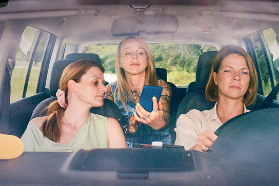 Julia Becker, Petra Schmidt-Schaller, Jessica Schwarz (v.l.n.r.) in "Over & Out" (2022)