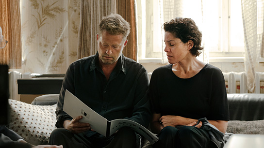 Til Schweiger, Jasmin Gerat (v.ln.r.) in "Lieber Kurt" (2022)