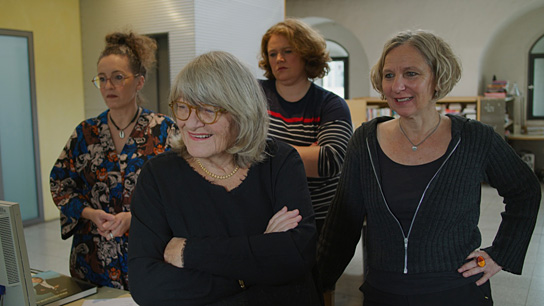 Alice Schwarzer (vorne links) in "Alice Schwarzer" (2022) Alice Schwarzer (vorne links) in "Alice Schwarzer" (2022)
