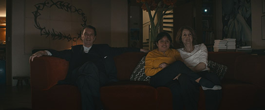 Martin Suter, Ana Suter, Margrit Nay Suter (v.l.n.r.) in "Alles über Martin Suter. Außer die Wahrheit." (2022) Martin Suter, Ana Suter, Margrit Nay Suter (v.l.n.r.) in "Alles über Martin Suter. Außer die Wahrheit." (2022)