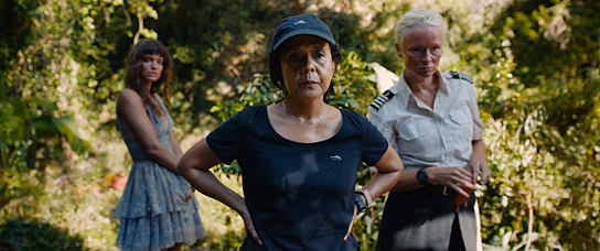 Charlbi Dean, Dolly De Leon, Vicki Berlin (v.l.n.r.) in "Triangle of Sadness" (2022)