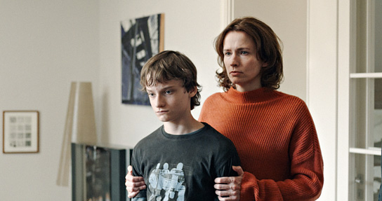 Claude Heinrich, Adina Vetter (v.l.n.r.) in "Wir sind dann wohl die Angehörigen" (2022) Claude Heinrich, Adina Vetter (v.l.n.r.) in "Wir sind dann wohl die Angehörigen" (2022)
