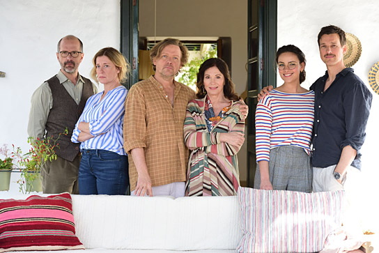 Christoph Maria Herbst, Caroline Peters, Justus von Dohnányi, Iris Berben, Janina Uhse, Florian David Fitz (v.l.n.r.) in "Der Nachname" (2021)