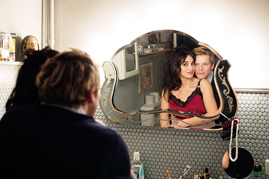 Camélia Jordana, Pierre Deladonchamps (v.l.n.r.) in "Meinen Hass bekommt ihr nicht" (2022)