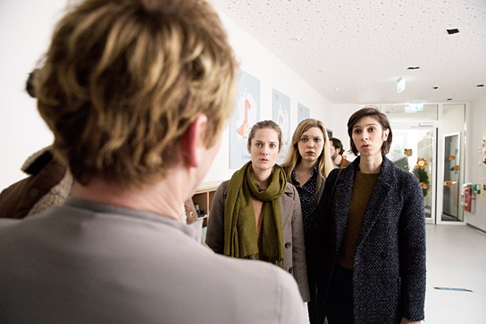 Pierre Deladonchamps (von hinten), Marie Burchard (2.v.l.) in "Meinen Hass bekommt ihr nicht" (2022)